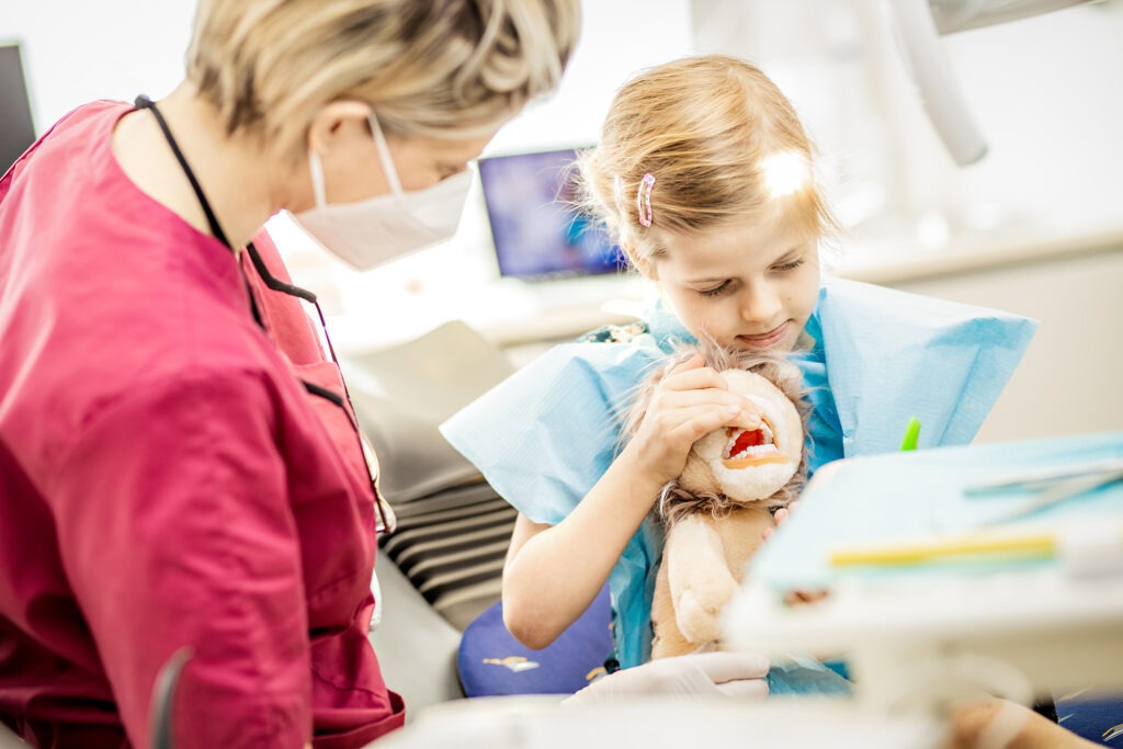 Dr. Barbara Bitriol behandelt ein Mädchen