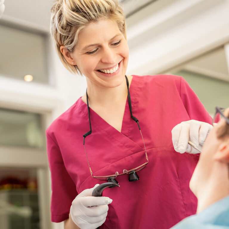 Zahnärtzin Dr. Barbara Bitriol behandelt einen Patienten